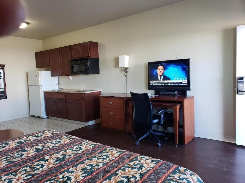 Crossroads Inn & Suites photo 42
