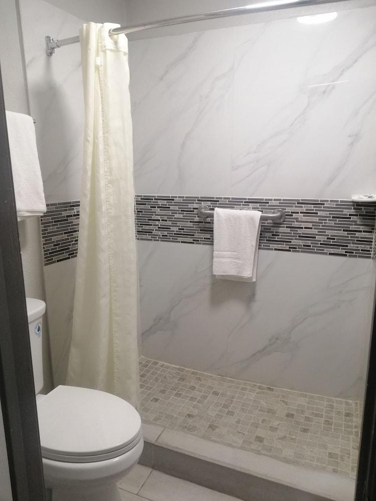 Royal Inn & Suite photo 17