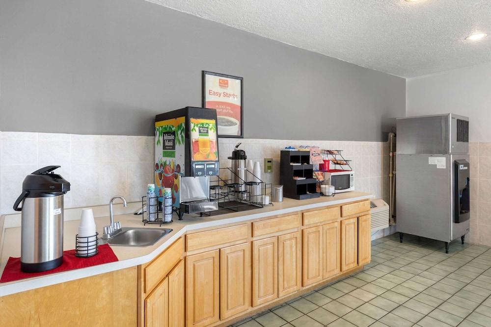 Econo Lodge Inn & Suites Socorro photo 11