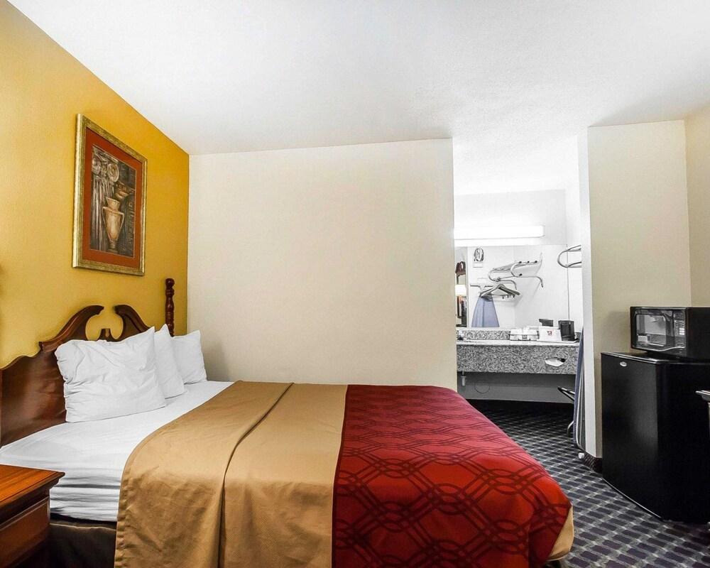 Econo Lodge Dyersburg I-155 photo 11