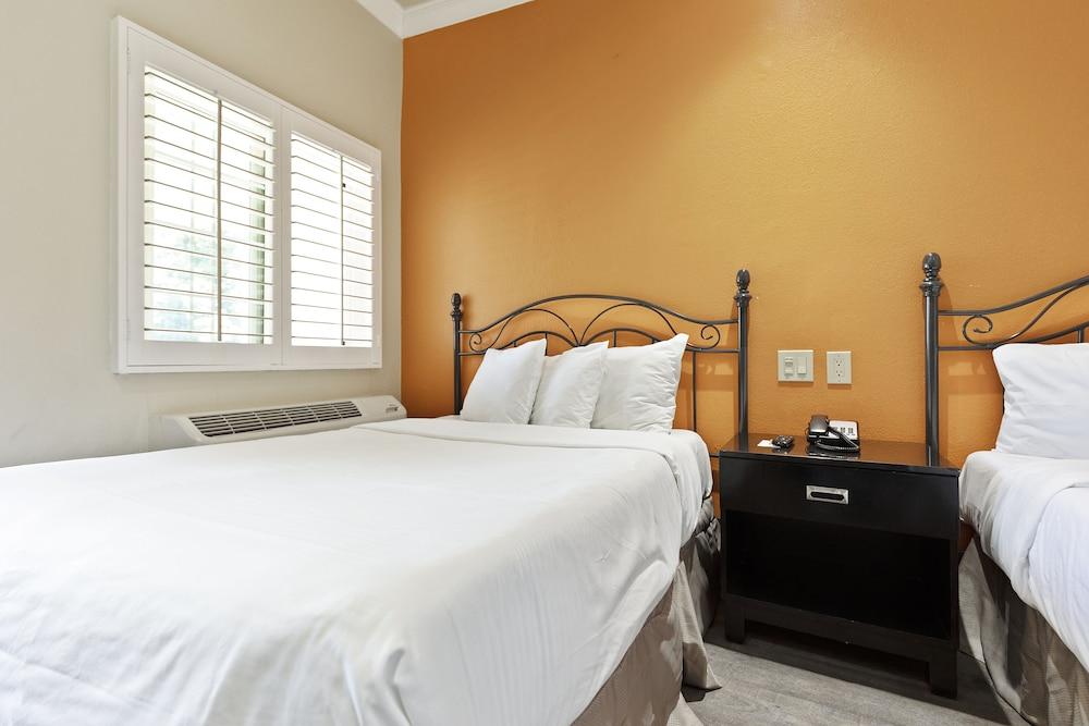 Le Blanc Inn & Suites photo 21