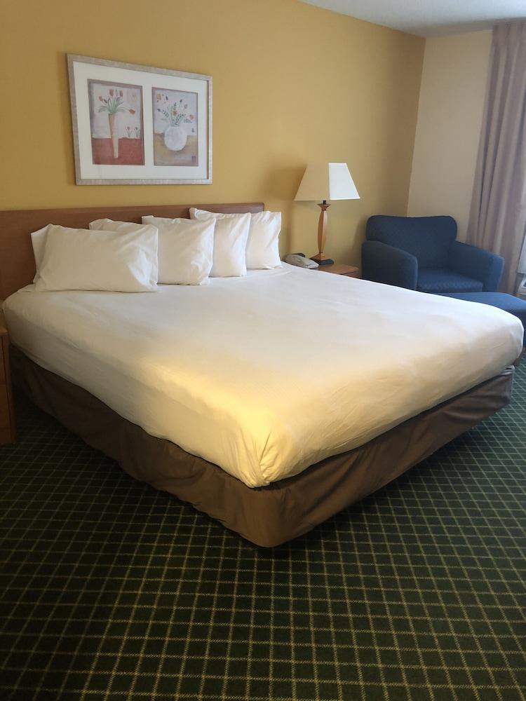 Baymont by Wyndham Coon Rapids photo 31