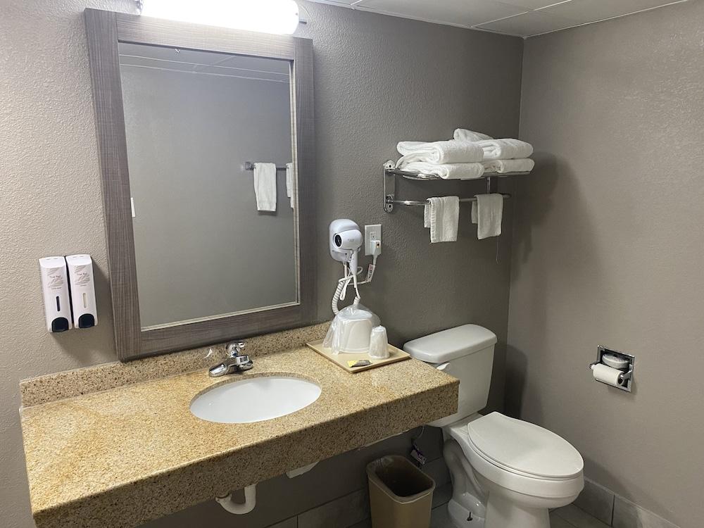 Red Roof Inn Jacksonville, AL photo 13