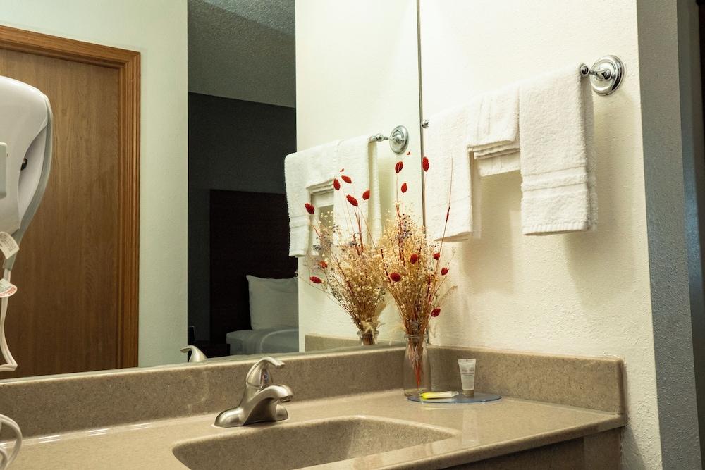 Victorian Inn & Suites photo 37