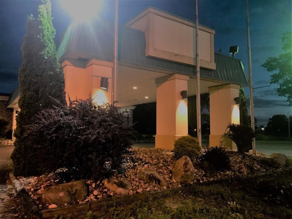 Quality Inn photo 2