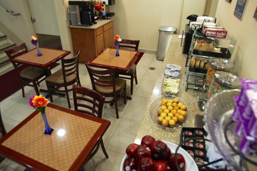 Corona Hotel photo 24