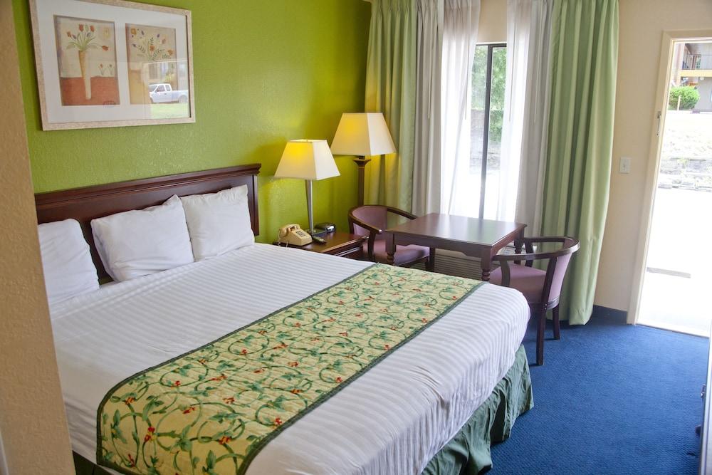 Days Inn by Wyndham DeFuniak Springs photo 4