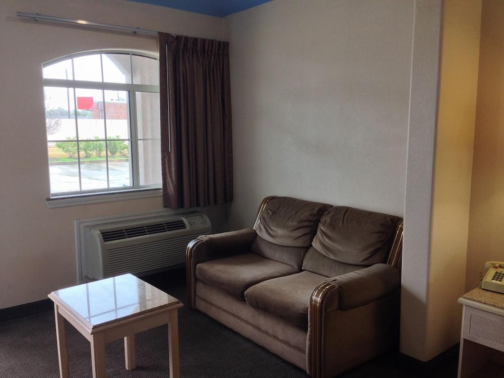 Camelot Inn & Suites Highway 290 NW Freeway photo 20