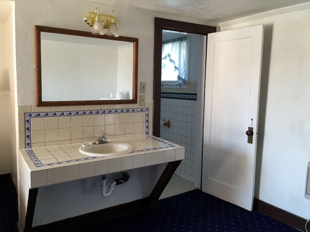 Elko Motel photo 18