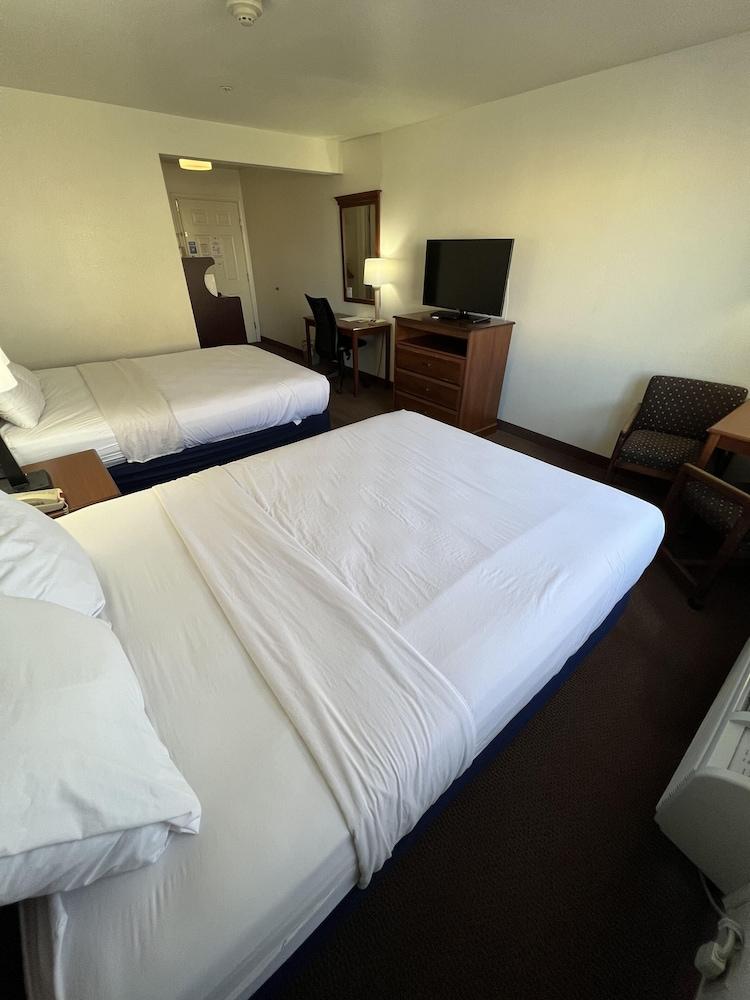 Days Inn by Wyndham Lake Point photo 23