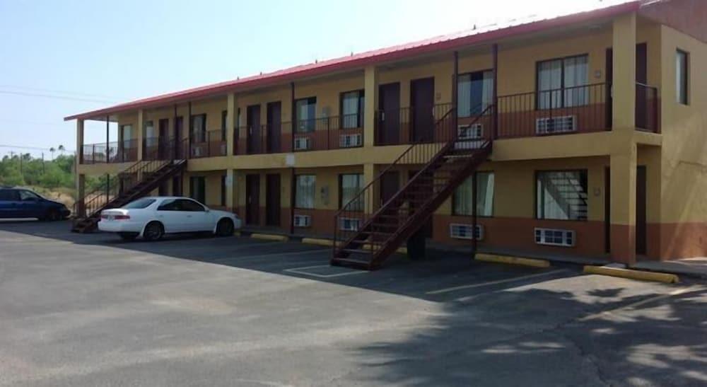 Deluxe Inn Airport photo 19
