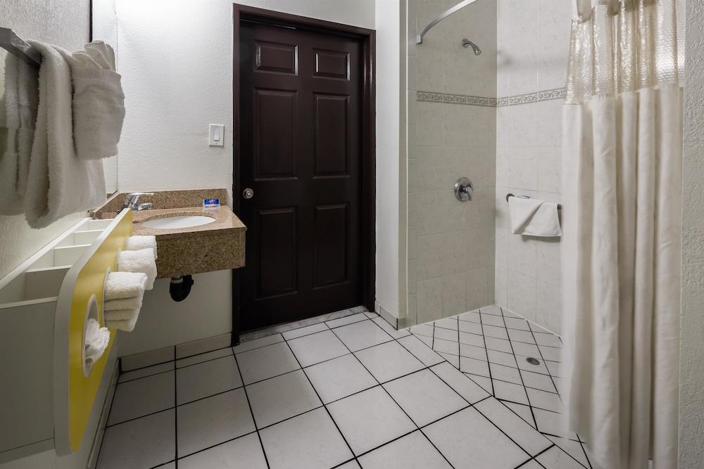 Motel 6 Canoga Park, CA photo 12