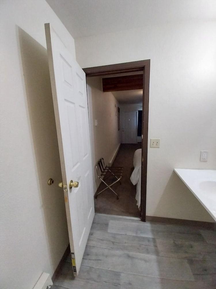 Going-To-The-Sun Inn & Suites photo 10