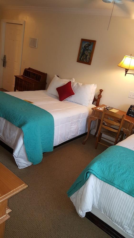 The Caribbean Court Boutique Hotel photo 3