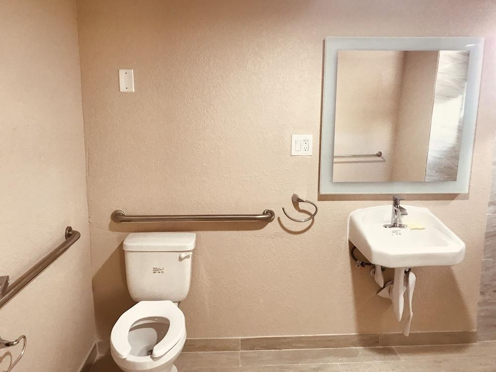 Tropical Inn & Suites photo 82