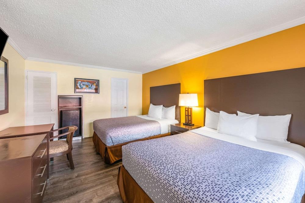 Econo Lodge Beach and Boardwalk photo 1