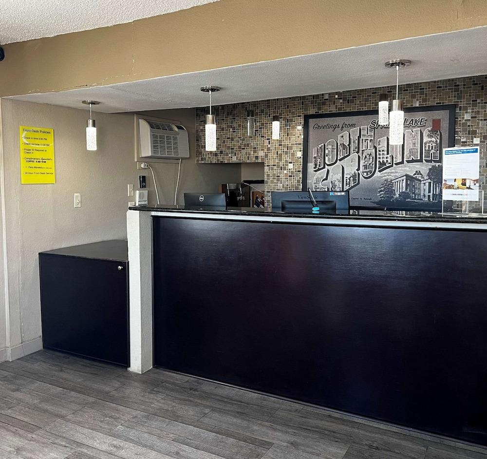 Econo Lodge Spring Lake near Fort Bragg photo 2
