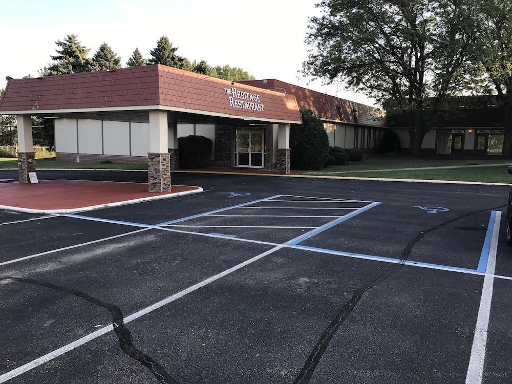 Ramada by Wyndham Albert Lea photo 88