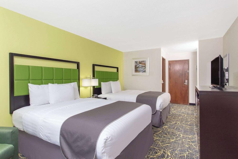 AmericInn by Wyndham Delafield-Waukesha-Milwaukee photo 33