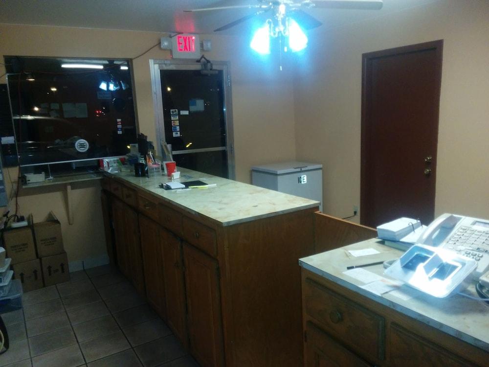 Budget Host Motel Gainesville photo 18