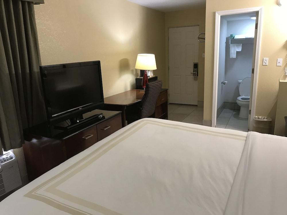 Hometown Inn & Suites photo 5