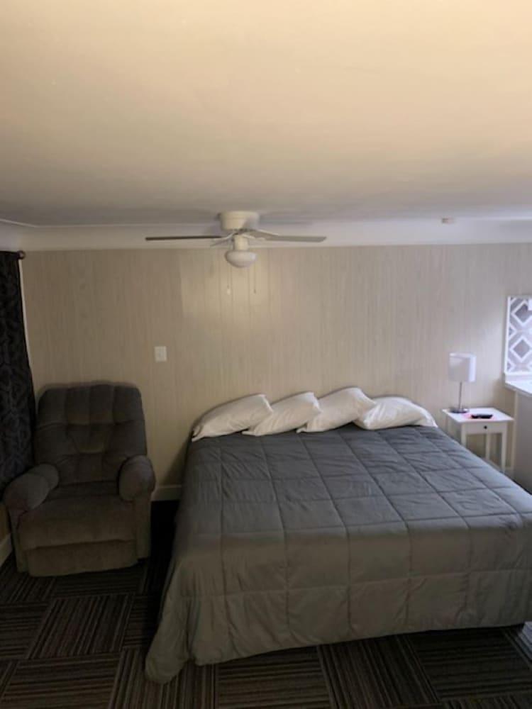 Colonial Motel photo 2