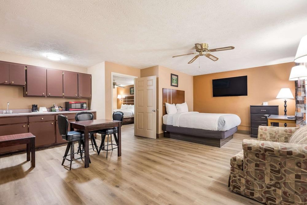 Econo Lodge Selmer photo 23
