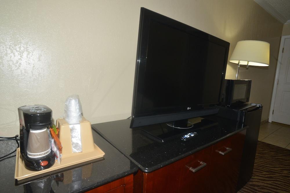 Hometown Inn & Suites photo 31