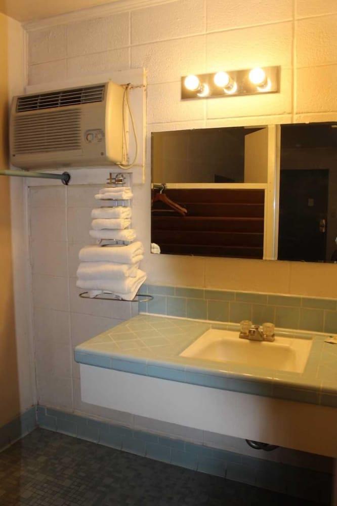 Thunderbird Motel photo 24