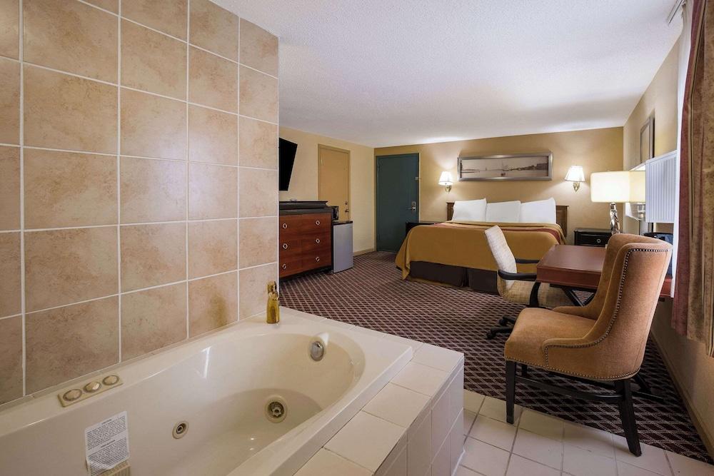 Rodeway Inn photo 25