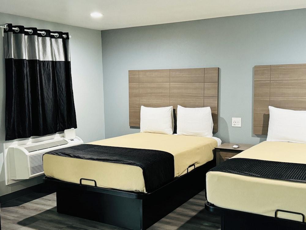 EXPRESS INN & SUITES photo 10