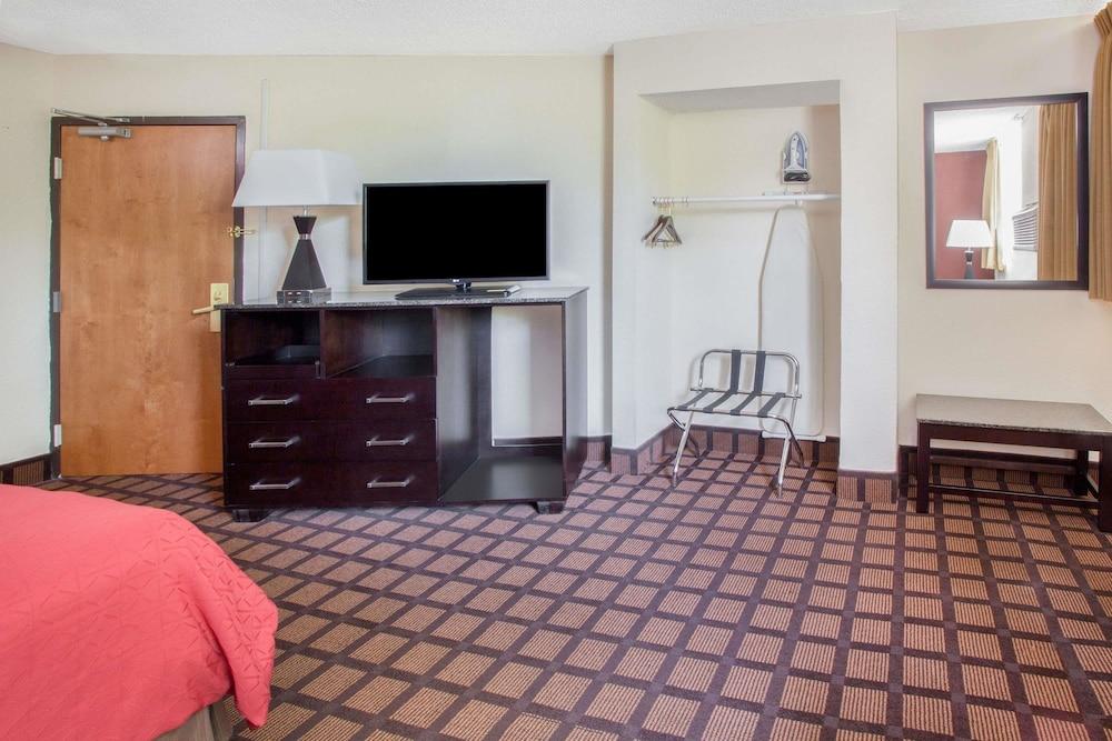 Super 8 by Wyndham Chicago IL photo 8