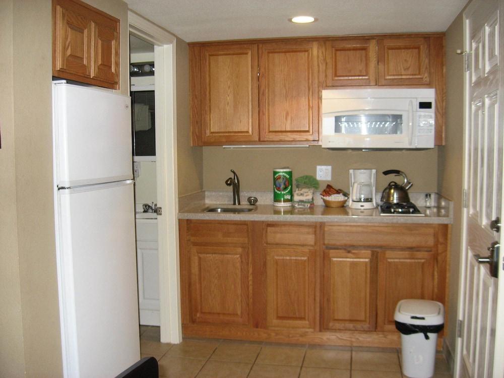 Beachcomber Inn photo 53