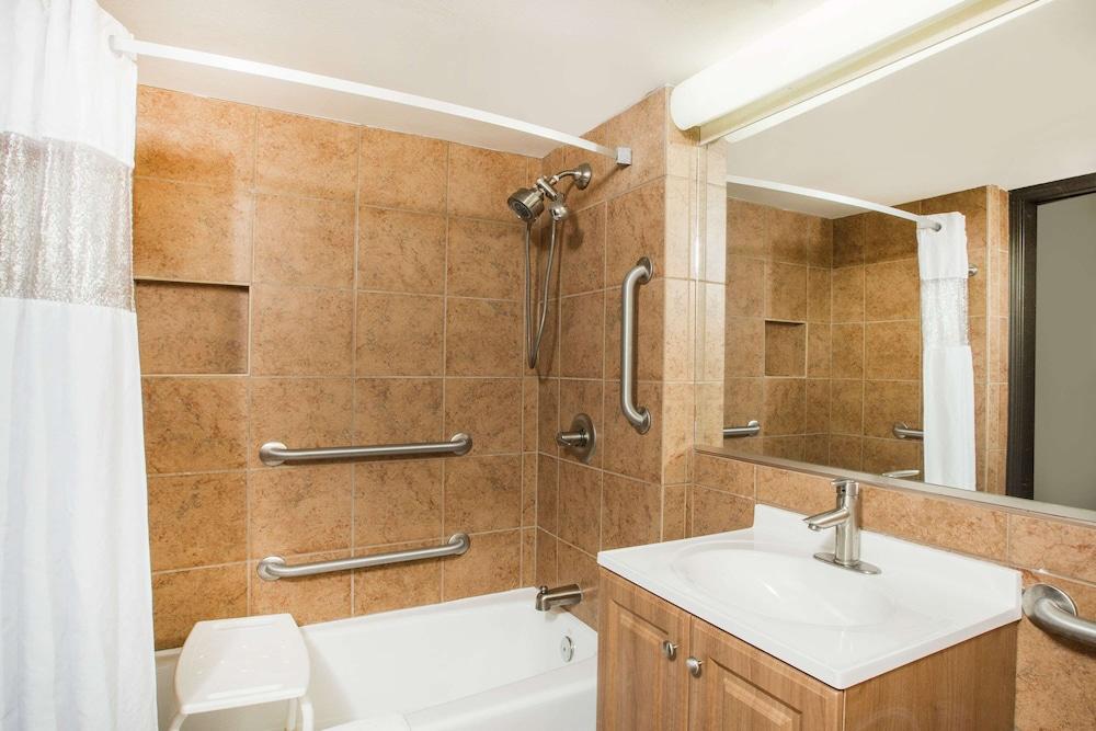 Ramada Tropics Resort & Conf Center by Wyndham Des Moines photo 23