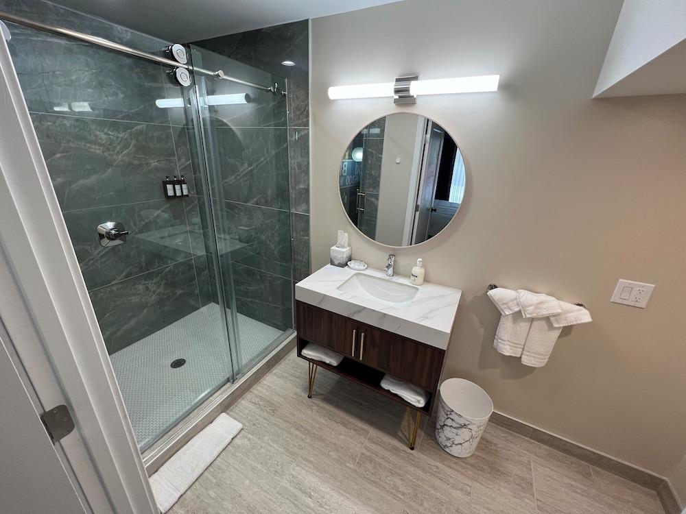Lighthouse Inn & Suites photo 29