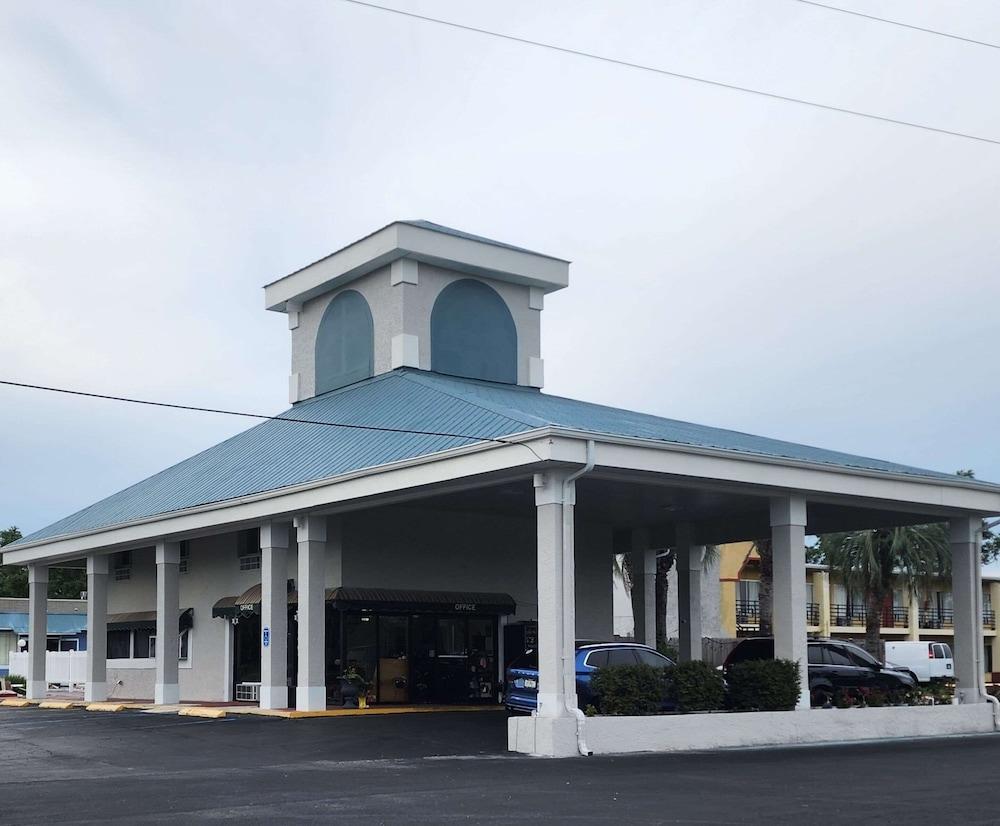 Econo Lodge Perry photo 11