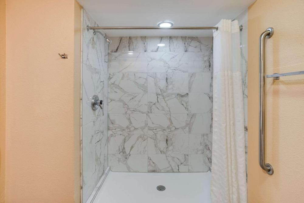 Quality Inn Lees Summit - Kansas City photo 25