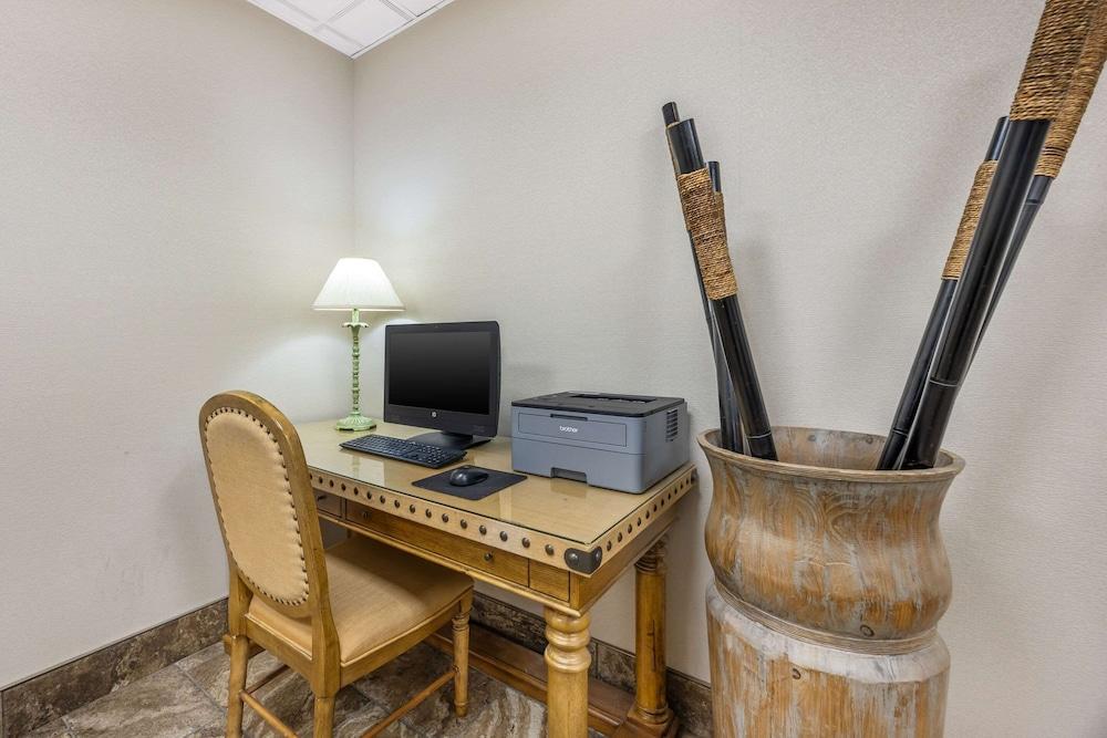 Quality Inn Paris photo 60