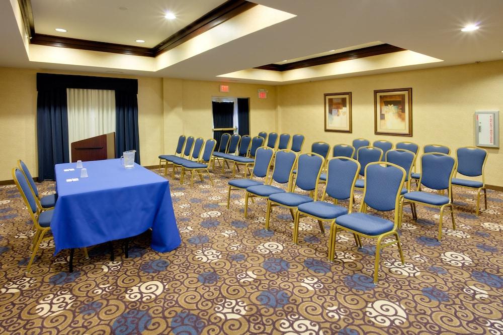 Holiday Inn Express Tower Center by IHG photo 25