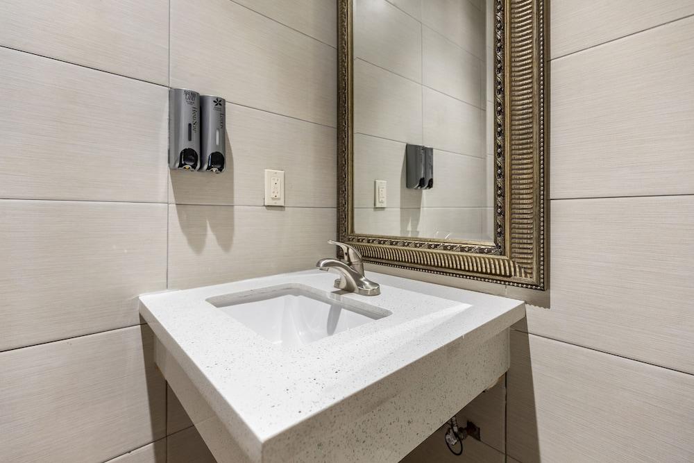 Le Blanc Inn & Suites photo 86