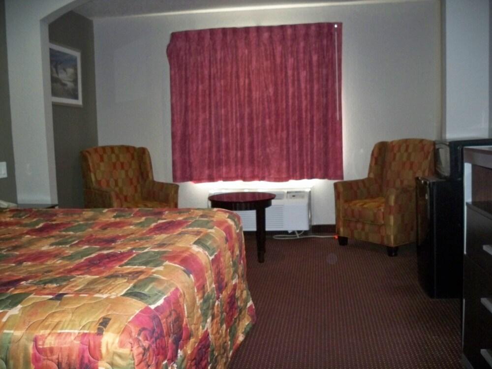 Scottish Inn & Suites photo 39