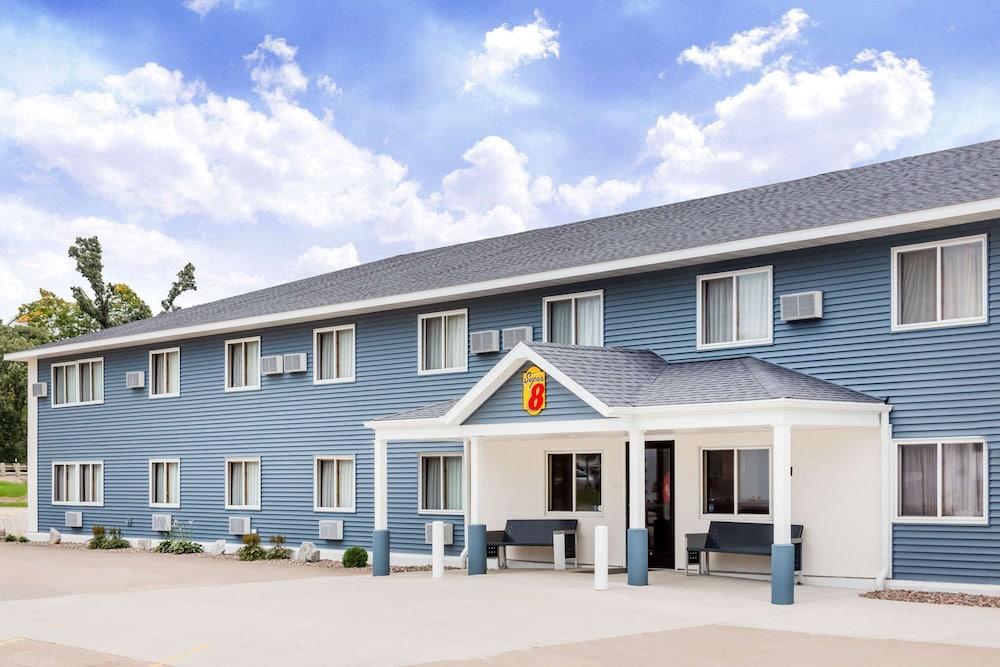 Super 8 by Wyndham Platteville photo 1