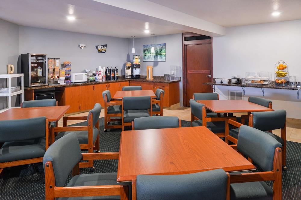 Travelodge Suites by Wyndham Newberg photo 45