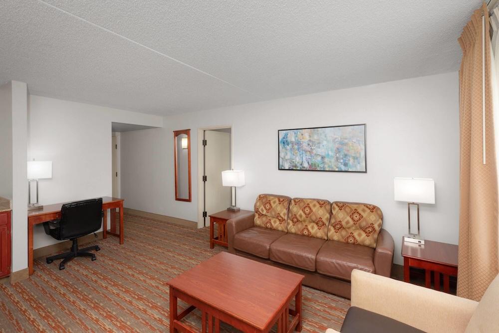 Endeavor Inn & Suites, Trademark Collection by Wyndham photo 28
