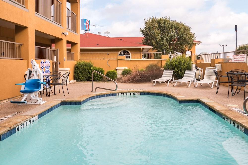 Motel 6 Alvarado, TX photo 20