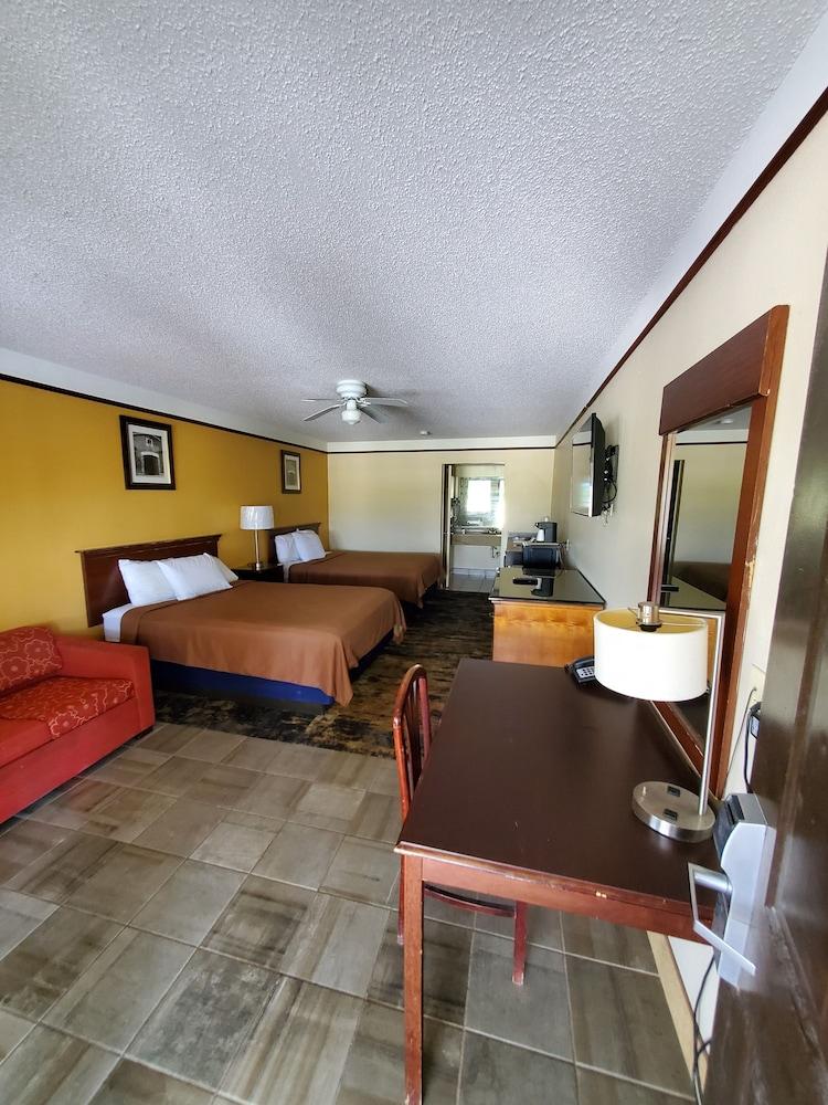 Deluxe Inn & Suites photo 18