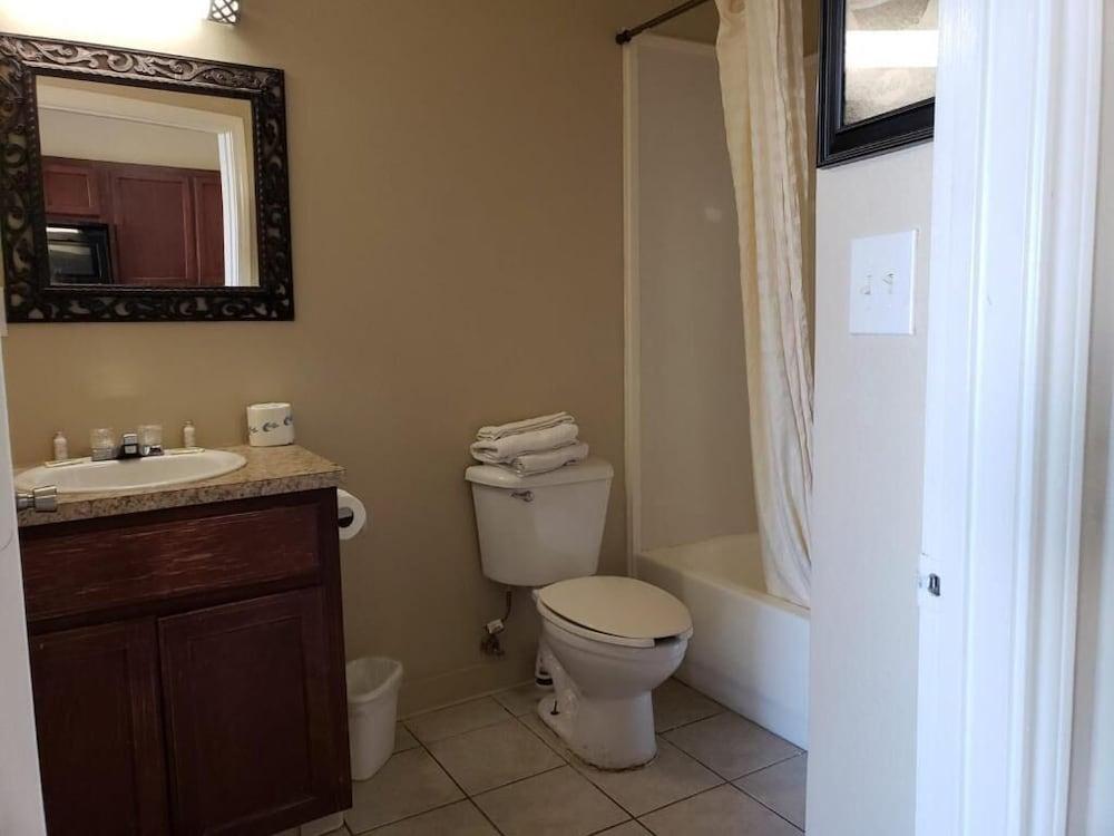 Crossroads Inn & Suites photo 8