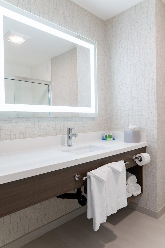 Holiday Inn Express & Suites Lake Forest by IHG photo 46