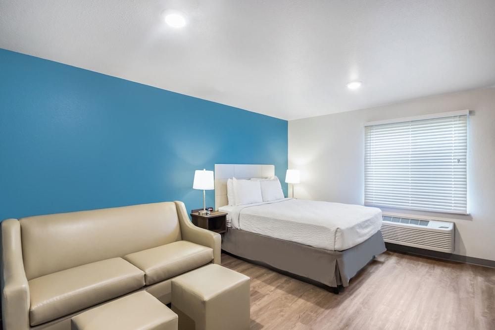 WoodSpring Suites Chicago Addison photo 3