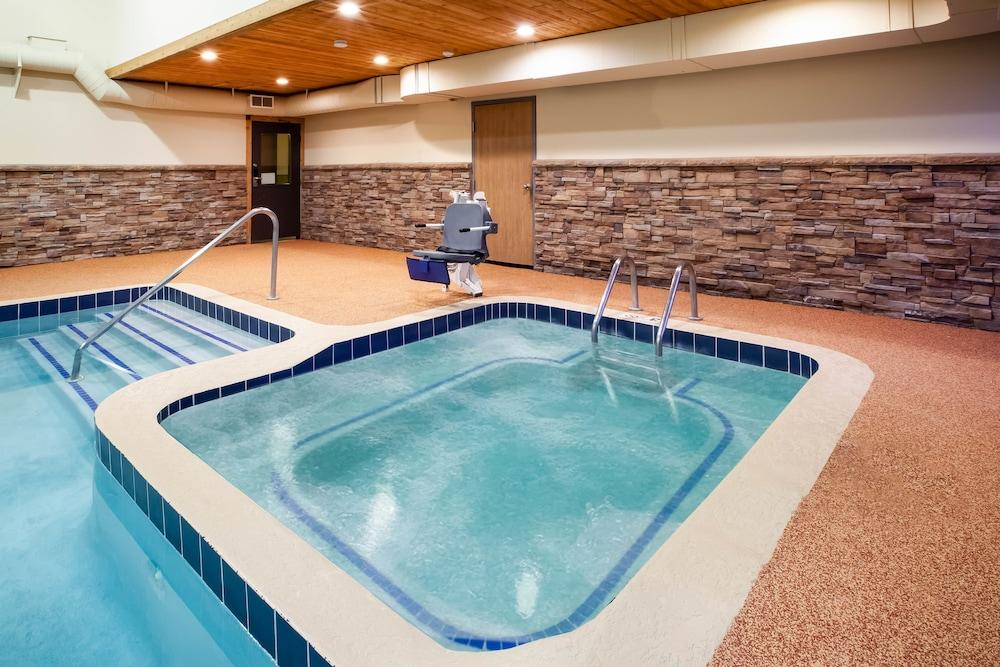Days Inn by Wyndham Cadillac photo 37